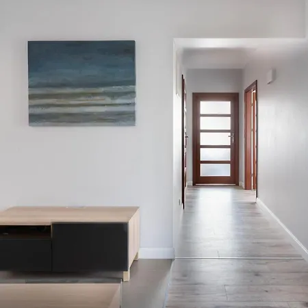 160m2, 500m Od Starowki Apartment